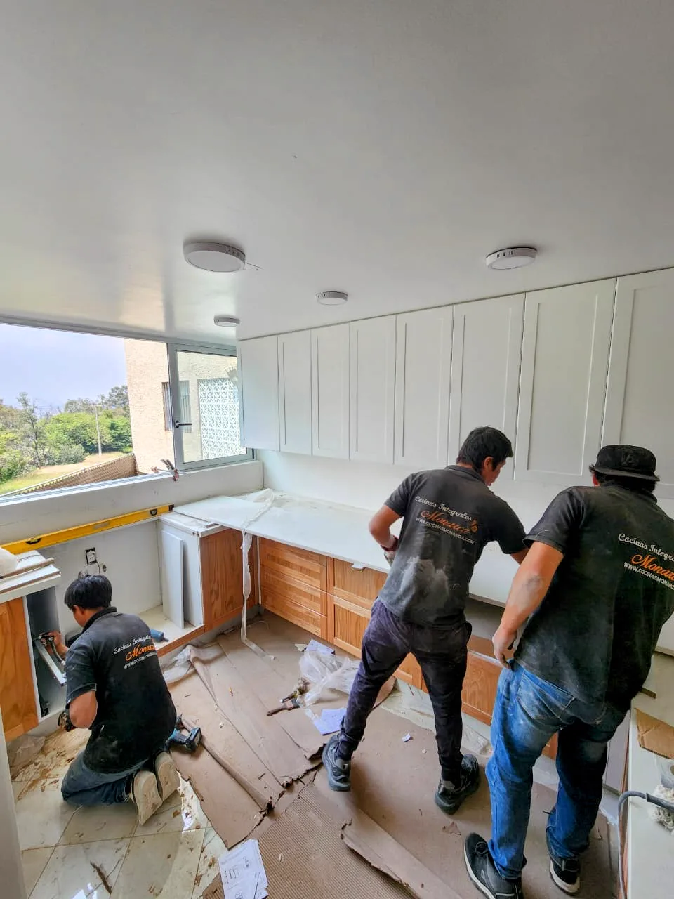 Equipo Monarca durante una instalación de mobiliario de cocina